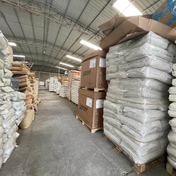 حبيبات البولي يوريثين بالحرارة من البولي يوريثين الحراري العذراء 64D بكميات كبيرة مثبطة للهب عينات TPEE TPU 17