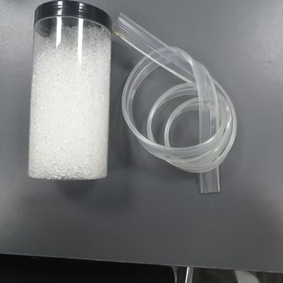 شفافية عالية، تشكيل سريع، مرونة جيدة، متانة ممتازة، حبيبات حقن أو بثق بلاستيك TPU صديقة للبيئة، مناسبة لألعاب الحيوانات الأليفة، حبال القفز، الأسلاك